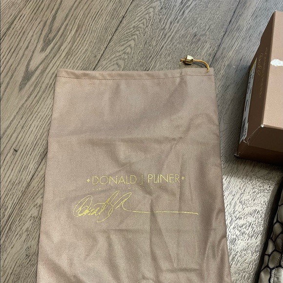 Donald J Pliner Ballet Flats in Smog Crocco Patent Leather, Size 9.5 - Picture 9 of 9